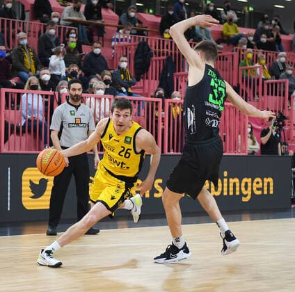 Basketball 2. Bundesliga 2020 2021 22. Spieltag in der Paul Horn Arena Tigers Tuebingen - Team Ehinge Urspring 17.03.2022 Till Joenke (li, Tigers) gegen Daniel Zdravevski (Team Ehinge Urspring)