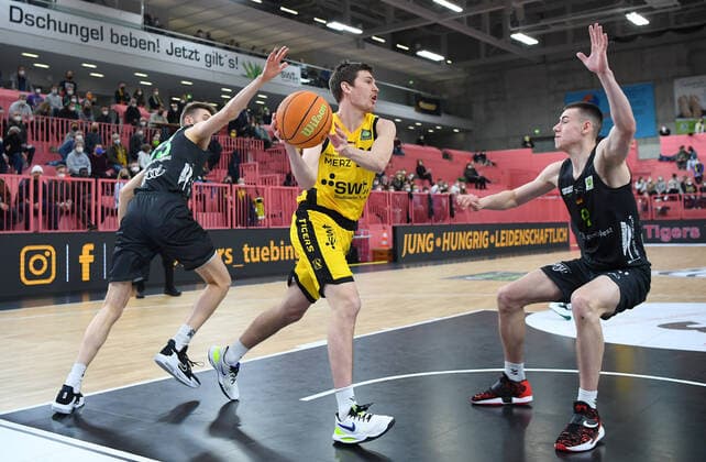 Basketball, 2. BL, Tigers Tübingen - Ehingen Urspring Basketball 2. Bundesliga 2020 2021 22. Spieltag in der Paul Horn Arena Tigers Tuebingen - Team Ehinge Urspring 17.03.2022 Till Joenke (Mitte, Tigers) gegen Daniel Zdravevski (li, Team Ehinge Urspring) und Maximilian Langenfeld (re, Team Ehinge Urspring)