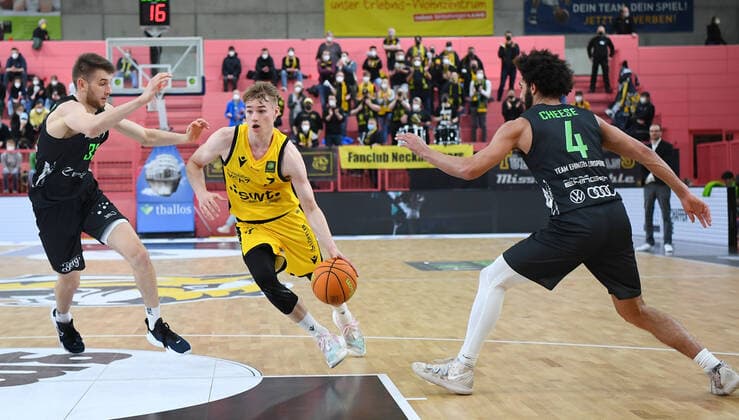 Basketball, 2. BL, Tigers Tübingen - Ehingen Urspring Basketball 2. Bundesliga 2020 2021 22. Spieltag in der Paul Horn Arena Tigers Tuebingen - Team Ehinge Urspring 17.03.2022 Timo Lanmueller (Mitte, Tigers) gegen Daniel Zdravevski (li, Team Ehinge Urspring) und Tyler Chesse (re, Team Ehinge Urspring)