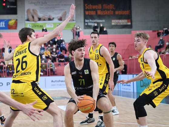 Basketball, 2. BL, Tigers Tübingen - Ehingen Urspring Basketball 2. Bundesliga 2020 2021 22. Spieltag in der Paul Horn Arena Tigers Tuebingen - Team Ehinge Urspring 17.03.2022 Jakob Hanzalek (Mitte, Team Ehinge Urspring) gegen Till Joenke (li, Tigers) und Timo Lanmueller (re, Tigers)