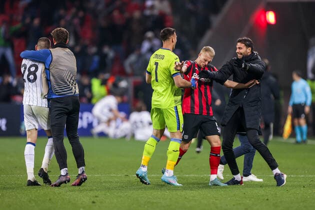 17.03.2022, Fussball, Saison 2021 2022, UEFA Europa League, Achtelfinale, Rückspiel, Runde 2 2, Bayer Leverkusen - Atalanta Bergamo, Mitchel Bakker (Bayer 04 Leverkusen) steht zwischen den jubelnden Spielern von Atalanta Bergamo, Foto: Dennis Ewert RHR-FOTO xRHR-FOTO DEx