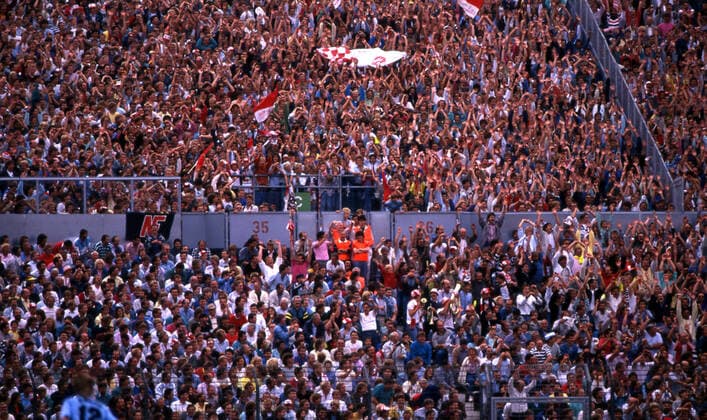 20.08.88 VfB Stuttgart - Stuttgarter Kickers Deutschland, Stuttgart, 20.08.1988, Fussball, Bundesliga, VfB Stuttgart - Stuttgarter Kickers (4:0): Fans Zuschauer auf der Tribüne. *** 20 08 88 VfB Stuttgart Stuttgarter Kickers Germany, Stuttgart, 20 08 1988, football, Bundesliga, VfB Stuttgart Stuttgarter Kickers 4 0 fans spectators in the stands