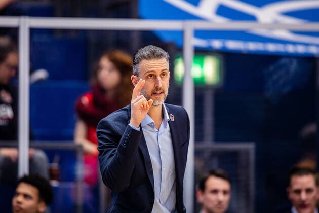 BB-1BL Syntainics MBC - JobStairs Giessen 46er Trainer Pete Strobl (46er) waehrend der Begegnung Saison 2021-2022 (Herren) in der EasyCredit Bundesliga zwischen Syntainics MBC und JobStairs Giessen 46er in der Stadthalle Weissenfels am 17. March 2022 in Weissenfels, Sachsen Anhalt, Deutschland