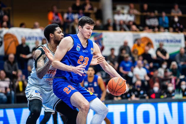BB-1BL Syntainics MBC - JobStairs Giessen 46er Gorna Huskic (Syntainics MBC), Phillip Darnell Fayne II (46er) waehrend der Begegnung Saison 2021-2022 (Herren) in der EasyCredit Bundesliga zwischen Syntainics MBC und JobStairs Giessen 46er in der Stadthalle Weissenfels am 17. March 2022 in Weissenfels, Sachsen Anhalt, Deutschland