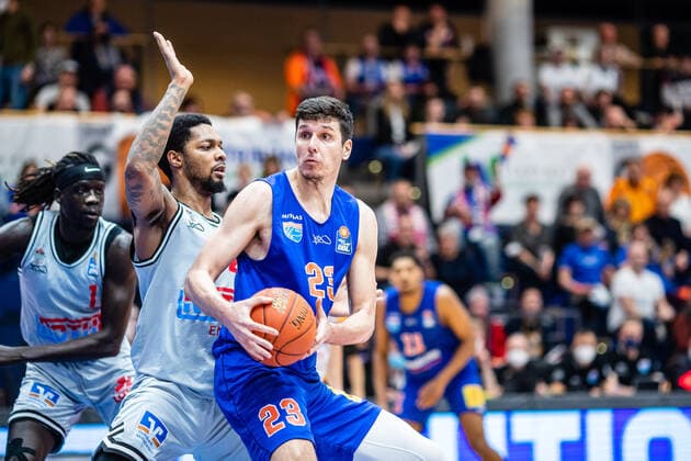 BB-1BL Syntainics MBC - JobStairs Giessen 46er Gorna Huskic (Syntainics MBC), Phillip Darnell Fayne II (46er) waehrend der Begegnung Saison 2021-2022 (Herren) in der EasyCredit Bundesliga zwischen Syntainics MBC und JobStairs Giessen 46er in der Stadthalle Weissenfels am 17. March 2022 in Weissenfels, Sachsen Anhalt, Deutschland