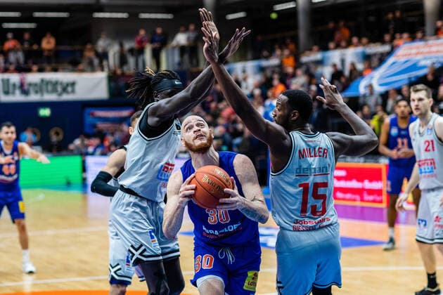 BB-1BL Syntainics MBC - JobStairs Giessen 46er Reggie Upshaw (Syntainics MBC), Jalon Demarco Miller (46er) waehrend der Begegnung Saison 2021-2022 (Herren) in der EasyCredit Bundesliga zwischen Syntainics MBC und JobStairs Giessen 46er in der Stadthalle Weissenfels am 17. March 2022 in Weissenfels, Sachsen Anhalt, Deutschland