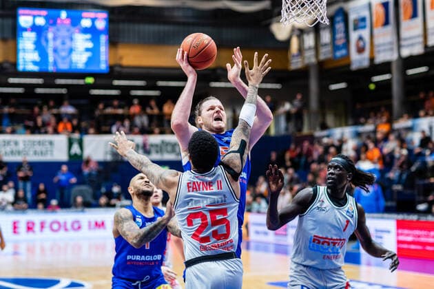 BB-1BL Syntainics MBC - JobStairs Giessen 46er John Bryant (Syntainics MBC), Phillip Darnell Fayne II (46er) waehrend der Begegnung Saison 2021-2022 (Herren) in der EasyCredit Bundesliga zwischen Syntainics MBC und JobStairs Giessen 46er in der Stadthalle Weissenfels am 17. March 2022 in Weissenfels, Sachsen Anhalt, Deutschland
