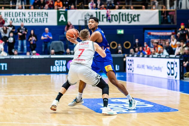 BB-1BL Syntainics MBC - JobStairs Giessen 46er Kostja Mushidi (Syntainics MBC), Martins Laksa (46er) waehrend der Begegnung Saison 2021-2022 (Herren) in der EasyCredit Bundesliga zwischen Syntainics MBC und JobStairs Giessen 46er in der Stadthalle Weissenfels am 17. March 2022 in Weissenfels, Sachsen Anhalt, Deutschland
