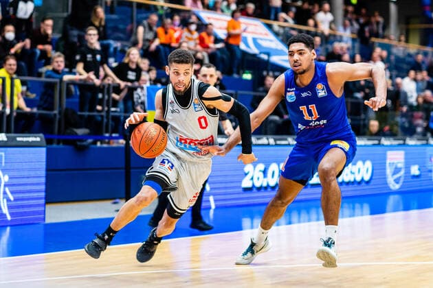 BB-1BL Syntainics MBC - JobStairs Giessen 46er Kendale Deshawn Mccullum (46er), Kostja Mushidi (Syntainics MBC) waehrend der Begegnung Saison 2021-2022 (Herren) in der EasyCredit Bundesliga zwischen Syntainics MBC und JobStairs Giessen 46er in der Stadthalle Weissenfels am 17. March 2022 in Weissenfels, Sachsen Anhalt, Deutschland