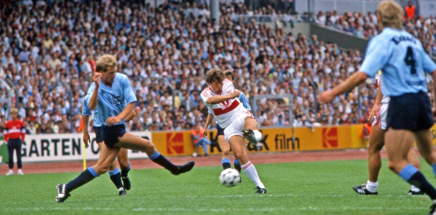 20.08.88 VfB Stuttgart - Stuttgarter Kickers Deutschland, Stuttgart, 20.08.1988, Fussball, Bundesliga, VfB Stuttgart - Stuttgarter Kickers (4:0): Karl Allgöwer (VfB Stuttgart). *** 20 08 88 VfB Stuttgart Stuttgarter Kickers Germany, Stuttgart, 20 08 1988, Football, Bundesliga, VfB Stuttgart Stuttgarter Kickers 4 0 Karl Allgöwer VfB Stuttgart