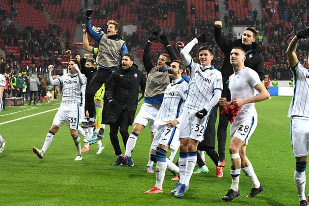 Ausgelassener Jubel der Spieler von Atalanta Bergamo nach dem Sieg. 17.03.2022, Fussball, Europaleague, Bayer 04 Leverkusen vs Atalanta Bergamo UEFA REGULATIONS PROHIBIT ANY USE OF PHOTOGRAPHS AS IMAGE SEQUENCES AND OR QUASI-VIDEO 17.03.2022, Fussball, Europaleague, Bayer 04 Leverkusen vs Atalanta Bergamo Leverkusen Copyright: xEibner-Pressefotox