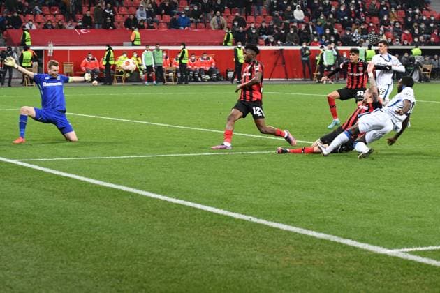 Jeremie Boga ( Atalanta Bergamo ) trifft in der Nachspielzeit zum 1 : 0 Torhueter Lukas Hradecky ( Bayer 04 Leverkusen ) ist machtlos. 17.03.2022, Fussball, Europaleague, Bayer 04 Leverkusen vs Atalanta Bergamo UEFA REGULATIONS PROHIBIT ANY USE OF PHOTOGRAPHS AS IMAGE SEQUENCES AND OR QUASI-VIDEO 17.03.2022, Fussball, Europaleague, Bayer 04 Leverkusen vs Atalanta Bergamo Leverkusen Copyright: xEibner-Pressefotox