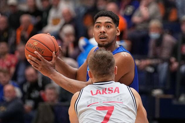 Kostja Mushidi (MBC, 11), Martins Laksa (Giessen, 7), Syntainics MBC vs. JobStairs GIESSEN 46ers, Basketball Bundesliga, Maenner, 2021 2022, Nachholspiel, 20. Spieltag, 17.03.2022, Syntainics MBC vs. JobStairs GIESSEN 46ers, Basketball Bundesliga, Maenner, 2021 2022, Nachholspiel, 20. Spieltag, 17.03.2022, Weissenfels
