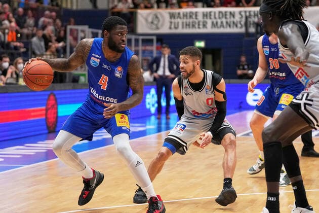 AJ English (MBC, 4), Kendale McCullum (Giessen, 0), Syntainics MBC vs. JobStairs GIESSEN 46ers, Basketball Bundesliga, Maenner, 2021 2022, Nachholspiel, 20. Spieltag, 17.03.2022, Syntainics MBC vs. JobStairs GIESSEN 46ers, Basketball Bundesliga, Maenner, 2021 2022, Nachholspiel, 20. Spieltag, 17.03.2022, Weissenfels