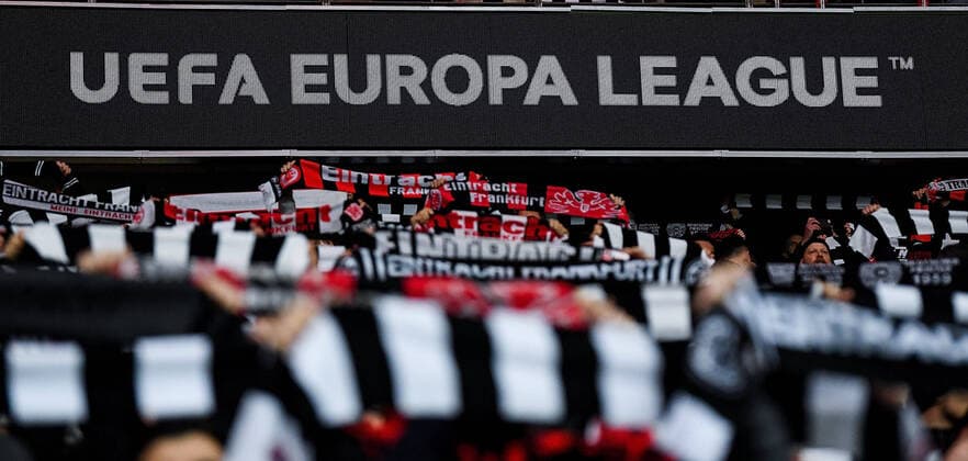 17.03.2022, xpsx, Fussball UEFA Europa League, Eintracht Frankfurt - Real Betis Sevilla v.l. Fans Zuschauer Europa Leaugue Logo Schal (DFL DFB REGULATIONS PROHIBIT ANY USE OF PHOTOGRAPHS as IMAGE SEQUENCES and or QUASI-VIDEO) emspor Frankfurt