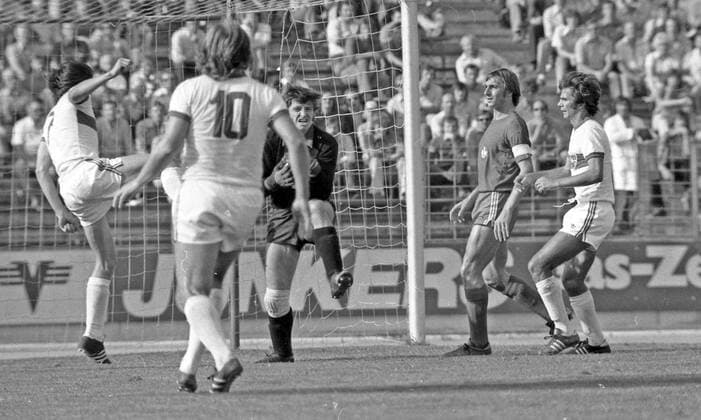 15.09.73 VfB Stuttgart - 1. FC Kaiserslautern Deutschland, Stuttgart, 15.09.1973, Fussball, Bundesliga, VfB Stuttgart - 1. FC Kaiserslautern (3:4): v.l. Josef Elting, Ernst Diehl (beide 1. FC Kaiserslautern). *** 15 09 73 VfB Stuttgart 1 FC Kaiserslautern Germany, Stuttgart, 15 09 1973, Football, Bundesliga, VfB Stuttgart 1 FC Kaiserslautern 3 4 v l Josef Elting, Ernst Diehl both 1 FC Kaiserslautern