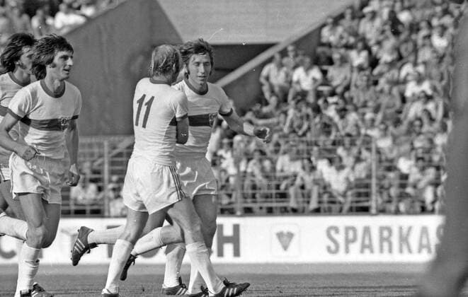 15.09.73 VfB Stuttgart - 1. FC Kaiserslautern Deutschland, Stuttgart, 15.09.1973, Fussball, Bundesliga, VfB Stuttgart - 1. FC Kaiserslautern (3:4): v.l. Heinz Stickel, Karl-Heinz Handschuh, Willi Entenmann (alle VfB Stuttgart); Jubel Tor 2:0 Entenmann. *** 15 09 73 VfB Stuttgart 1 FC Kaiserslautern Germany, Stuttgart, 15 09 1973, Football, Bundesliga, VfB Stuttgart 1 FC Kaiserslautern 3 4 v l Heinz Stickel, Karl Heinz Handschuh, Willi Entenmann all VfB Stuttgart cheering goal 2 0 Entenmann