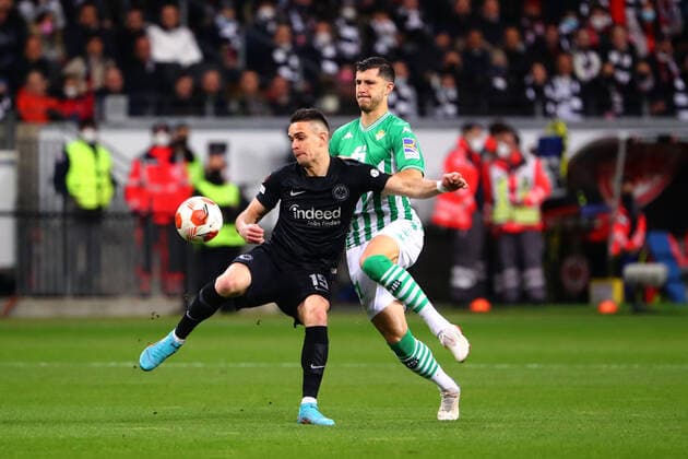 Rafael Borre (Frankfurt) im Zweikampf mit Guido Rodriguez (Sevilla) Eintracht Frankfurt vs Real Betis Balompie, Fussball, Uefa Europa League, 17.03.2022 Eintracht Frankfurt vs Real Betis Balompie, Fussball, Uefa Europa League, 17.03.2022 Frankfurt Copyright: xEibner-Pressefotox EP_RWS
