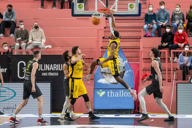 Maxi Langenfeld (Ehingen Urspring, 09), Mateo Seric (Tigers Tuebingen, 17), Isaiah Crawley (Tigers Tuebingen, 53), Bernat Vanaclocha (Ehingen Ursping, 44) Tigers Tuebingen vs. Ehingen Urspring, 2. Basketball Bundesliga, Pro A, Barmer 2 Basketball, 22. Spieltag , Spielzeit 2021 2022, 17.03.2022 Tigers Tuebingen vs. Ehingen Urspring, 2. Basketball Bundesliga, Pro A, Barmer 2 Basketball, 22. Spieltag , Spielzeit 2021 2022, 17.03.2022 Tuebingen Copyright: xSvetlanaxKohlmeierx xEibnerxPresx EP_NSR
