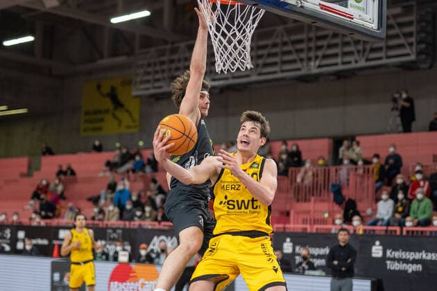 Jakob Hanzalek (Ehingen Urspring, 77), Gianni Otto (Tigers Tuebingen, 10) Tigers Tuebingen vs. Ehingen Urspring, 2. Basketball Bundesliga, Pro A, Barmer 2 Basketball, 22. Spieltag , Spielzeit 2021 2022, 17.03.2022 Tigers Tuebingen vs. Ehingen Urspring, 2. Basketball Bundesliga, Pro A, Barmer 2 Basketball, 22. Spieltag , Spielzeit 2021 2022, 17.03.2022 Tuebingen Copyright: xSvetlanaxKohlmeierx xEibnerxPresx EP_NSR