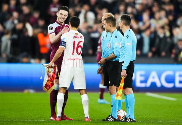 Mandatory Credit: Photo by Jed Leicester Shutterstock (12853355u) referee Clement Turpin looks on as Declan Rice of West Ham United and Jesus Navas of Sevilla shake hands at the coin toss West Ham United v Sevilla, UEFA Europa League, Round of 16, 2nd Leg, Football, The London Stadium, London, UK - 17 Mar 2022 West Ham United v Sevilla, UEFA Europa League, Round of 16, 2nd Leg, Football, The London Stadium, London, UK - 17 Mar 2022  Copyright: xJedxLeicester Shutterstockx 12853355u