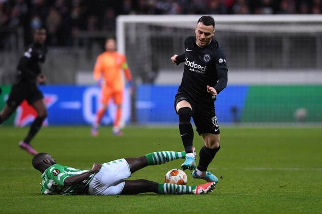 Fußball Europa League Achtelfinale Eintracht Frankfurt - Betis Sevilla am 17.03.2022 im Deutsche Bank Park in Frankfurt Youssouf Sabaly ( Sevilla ), links - Filip Kostic ( Frankfurt ), rechts