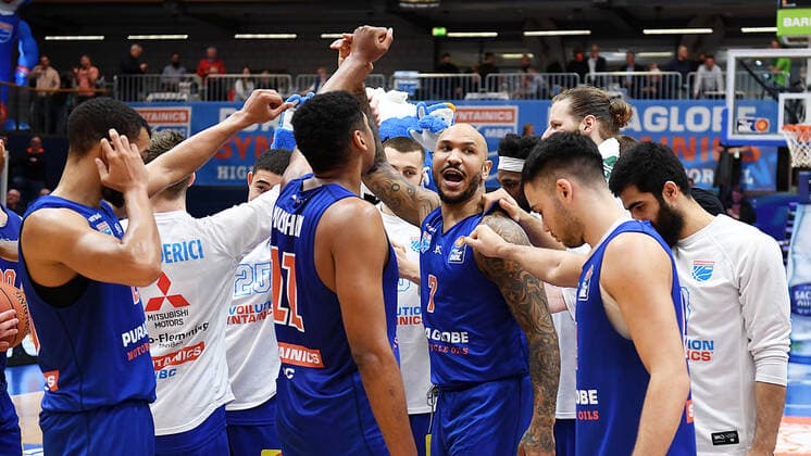 Basketball, 1. Bundesliga, Saison 2021 2022, Nachholspiel 20. Spieltag, SYNTAINICS MBC (Mitteldeutscher Basketball Club Weissenfels) vs. JobStairs GIESSEN 46ers (17.03.2022) Jubel bei den Spielern des MBC nach dem 91:89-Sieg beim Spiel Weißenfels gegen JobStairs Gießen 46ers (17.03.2022). Es jubeln u.a. v.l.n.r. Jamel Morris (Guard MBC Weissenfels, Rueckennummer 20), Vincent Friederici (Guard MBC Weissenfels, Rueckennummer 24), Kostja Mushidi (Weissenfels, Rueckennummer 11), Sergio Kerusch (Forward MBC Weissenfels, Rueckennummer 7), Nikola Rebic (Guard MBC Weissenfels, Rueckennummer 44), John Bryant (Center Weissenfels, Rueckennummer 54), Behnam Yakhchali (Guard MBC Weissenfels, Rueckennummer 88). Weißenfels Sachsen-Anhalt Deutschland Stadthalle Weißenfels