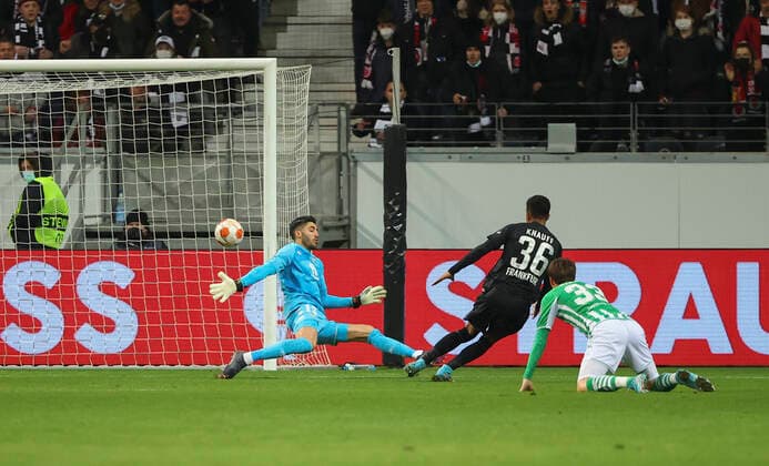 17.03.2022, Fussball UEFA Europa League, Eintracht Frankfurt - Real Betis Sevilla, emonline, emspor, v.l., Ansgar Knauff (Eintracht Frankfurt) verfehlt das 1:0 DFL DFB REGULATIONS PROHIBIT ANY USE OF PHOTOGRAPHS AS IMAGE SEQUENCES AND OR QUASI-VIDEO. xdcx Copyright: HMBxMedia