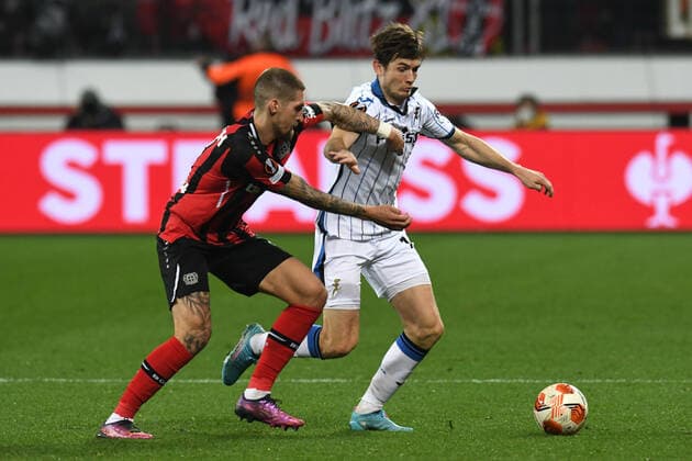 Robert Andrich ( Bayer 04 Leverkusen ) im Zweikampf mit Marten de Roon ( Atalanta Bergamo ). 17.03.2022, Fussball, Europaleague, Bayer 04 Leverkusen vs Atalanta Bergamo UEFA REGULATIONS PROHIBIT ANY USE OF PHOTOGRAPHS AS IMAGE SEQUENCES AND OR QUASI-VIDEO 17.03.2022, Fussball, Europaleague, Bayer 04 Leverkusen vs Atalanta Bergamo Leverkusen Copyright: xEibner-Pressefotox