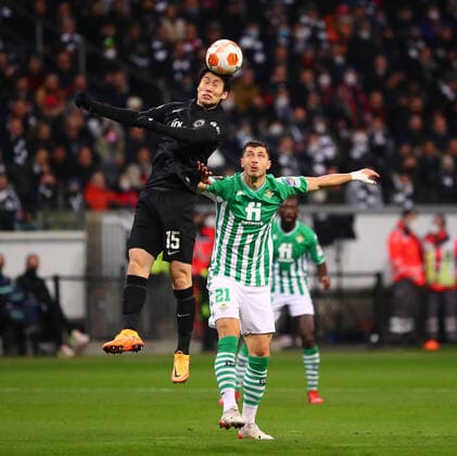 Daichi Kamada (Frankfurt) im Zweikampf mit Guido Rodriguez (Sevilla) Eintracht Frankfurt vs Real Betis Balompie, Fussball, Uefa Europa League, 17.03.2022 Eintracht Frankfurt vs Real Betis Balompie, Fussball, Uefa Europa League, 17.03.2022 Frankfurt Copyright: xEibner-Pressefotox EP_RWS