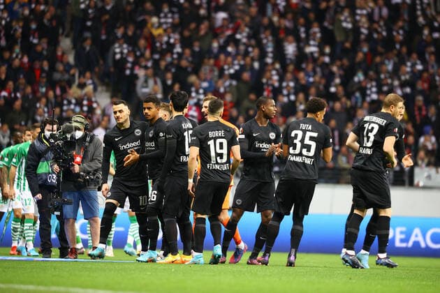 Frankfurt am Main, 17.03.2022 xjfx Fussball UEFA Europa League, Eintracht Frankfurt - Real Betis Sevilla emspor, emonline, v.l., Die Mannschaft von Eintracht Frankfurt macht ein Kreis vor dem Spiel, Zusammenhalt, Motivation, Teamgeiste Copyright: JoaquimxFerreira