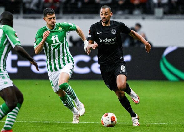17.03.2022, xpsx, Fussball UEFA Europa League, Eintracht Frankfurt - Real Betis Sevilla v.l. Guido Rodriguez (Real Betis Sevilla), Djibril Sow (Eintracht Frankfurt) (DFL DFB REGULATIONS PROHIBIT ANY USE OF PHOTOGRAPHS as IMAGE SEQUENCES and or QUASI-VIDEO) emspor Frankfurt