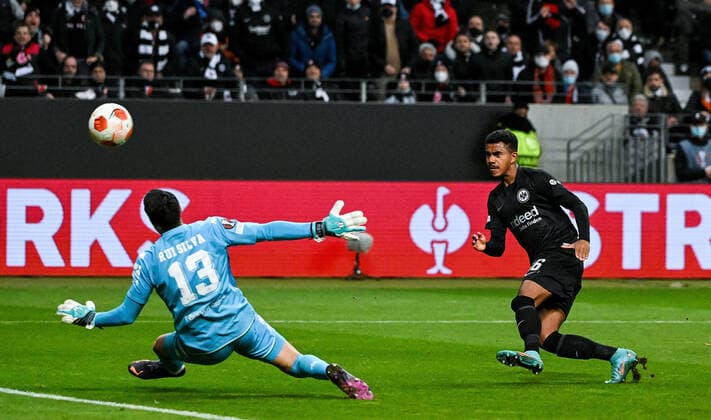 17.03.2022, xpsx, Fussball UEFA Europa League, Eintracht Frankfurt - Real Betis Sevilla v.l. Rui Silva (Real Betis Sevilla), Ansgar Knauff (Eintracht Frankfurt), (DFL DFB REGULATIONS PROHIBIT ANY USE OF PHOTOGRAPHS as IMAGE SEQUENCES and or QUASI-VIDEO) emspor Frankfurt