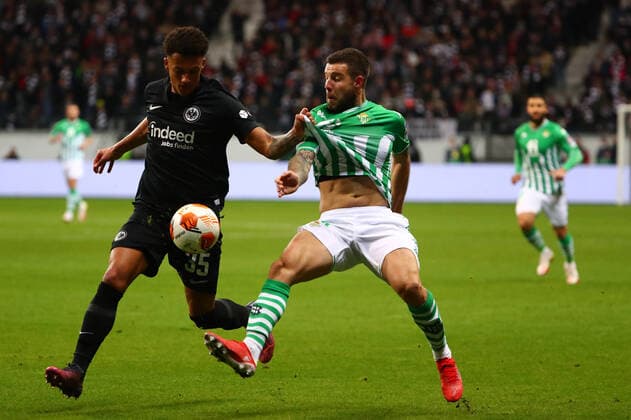 Tuta (Frankfurt) im Zweikampf mit Aitor Ruibal (Sevilla) Eintracht Frankfurt vs Real Betis Balompie, Fussball, Uefa Europa League, 17.03.2022 Eintracht Frankfurt vs Real Betis Balompie, Fussball, Uefa Europa League, 17.03.2022 Frankfurt Copyright: xEibner-Pressefotox EP_RWS