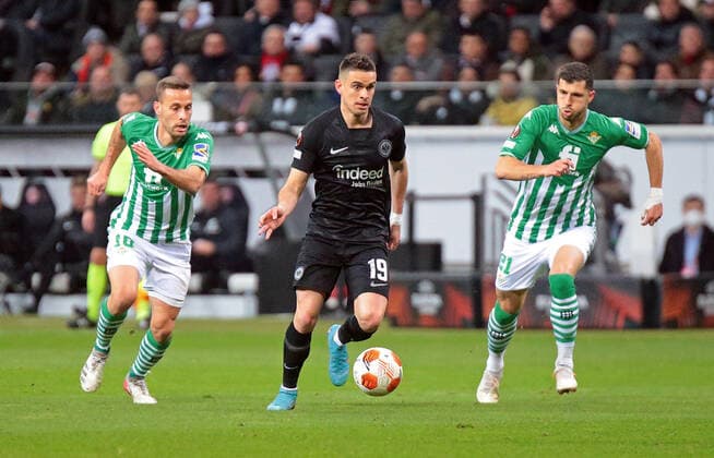 17.03.2022, xovx, Fußball UEFA Europa League, Eintracht Frankfurt - Betis Sevilla v.l. Sergio Canales (Real Betis Sevilla), Rafael Borre (Eintracht Frankfurt), Guido Rodriguez (Real Betis Sevilla) emspor Frankfurt