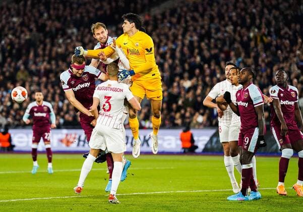 Mandatory Credit: Photo by Jed Leicester Shutterstock (12853355ae) Goalkeeper Yassine Bounou of Sevilla punches clear from Craig Dawson and Tomas Soucek of West Ham United West Ham United v Sevilla, UEFA Europa League, Round of 16, 2nd Leg, Football, The London Stadium, London, UK - 17 Mar 2022 West Ham United v Sevilla, UEFA Europa League, Round of 16, 2nd Leg, Football, The London Stadium, London, UK - 17 Mar 2022  Copyright: xJedxLeicester Shutterstockx 12853355ae