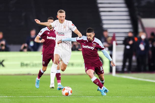 Mandatory Credit: Photo by Simon Dael Shutterstock (12853358ab) Manuel Lanzini of West Ham United and Ludwig Augustinsson of Sevilla West Ham United v Sevilla, UEFA Europa League, Round of 16, 2nd Leg, Football, The London Stadium, London, UK - 17 Mar 2022 West Ham United v Sevilla, UEFA Europa League, Round of 16, 2nd Leg, Football, The London Stadium, London, UK - 17 Mar 2022  Copyright: xSimonxDael Shutterstockx 12853358ab