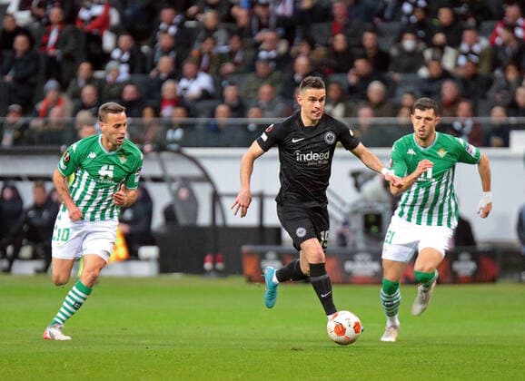17.03.2022, xovx, Fußball UEFA Europa League, Eintracht Frankfurt - Betis Sevilla v.l. Sergio Canales (Real Betis Sevilla), Rafael Borre (Eintracht Frankfurt), Guido Rodriguez (Real Betis Sevilla) emspor Frankfurt