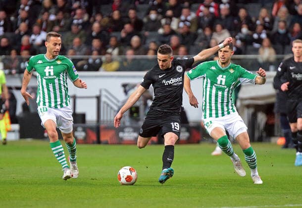 17.03.2022, xovx, Fußball UEFA Europa League, Eintracht Frankfurt - Betis Sevilla v.l. Sergio Canales (Real Betis Sevilla), Rafael Borre (Eintracht Frankfurt), Guido Rodriguez (Real Betis Sevilla) emspor Frankfurt