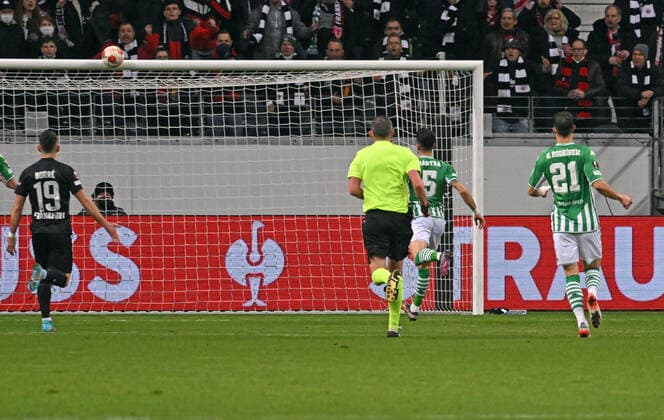 17.03.2022, xjhx, Fussball UEFA Europa League, Eintracht Frankfurt - Real Betis Sevilla emspor, v.l. Lattenschuss Lattentreffer von Ansgar Knauff (Eintracht Frankfurt) (DFL DFB REGULATIONS PROHIBIT ANY USE OF PHOTOGRAPHS as IMAGE SEQUENCES and or QUASI-VIDEO) Frankfurt am Main