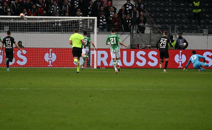 17.03.2022, xjhx, Fussball UEFA Europa League, Eintracht Frankfurt - Real Betis Sevilla emspor, v.l. Lattenschuss Lattentreffer von Ansgar Knauff (Eintracht Frankfurt) (DFL DFB REGULATIONS PROHIBIT ANY USE OF PHOTOGRAPHS as IMAGE SEQUENCES and or QUASI-VIDEO) Frankfurt am Main