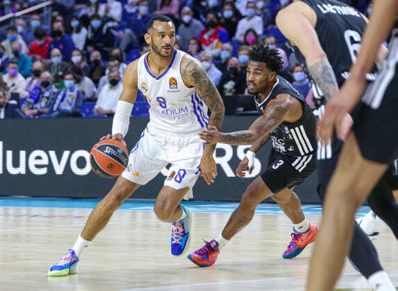 Sport Bilder des Tages 17th March 2022; Wizink Center; Madrid, Spain; Turkish Airlines Euroleague Basketball; Spain, Real Madrid vs LDLC Asvel Villeurbanne; Adam Hanga (Madrid) and Chris Jones (Asvel) Madrid Spain Basketball Copyright: xAlbaxPachecox xAgenciaxLOFx