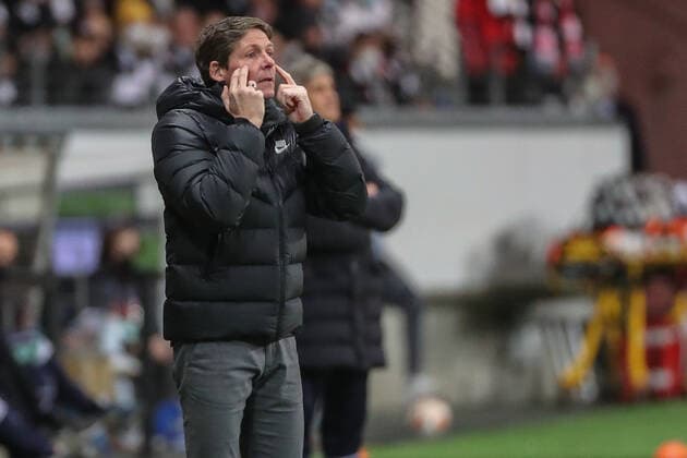 Europa League - Achtelfinale - Eintracht Frankfurt - Real Betis Sevilla am 17.03.2022 im Deutsche Bank Park in Frankfurt Trainer Oliver Glasner (Frankfurt) zeigt an ihr müsst schauen