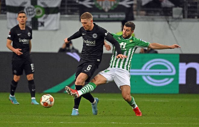17.03.2022, xjhx, Fussball UEFA Europa League, Eintracht Frankfurt - Real Betis Sevilla emspor, v.l. Kristijan Jakic (Eintracht Frankfurt) Aitor Ruibal (Real Betis Sevilla) Zweikampf, Aktion, action, battle for the ball (DFL DFB REGULATIONS PROHIBIT ANY USE OF PHOTOGRAPHS as IMAGE SEQUENCES and or QUASI-VIDEO) Frankfurt am Main