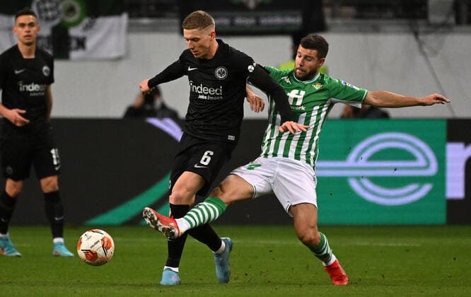 17.03.2022, xjhx, Fussball UEFA Europa League, Eintracht Frankfurt - Real Betis Sevilla emspor, v.l. Kristijan Jakic (Eintracht Frankfurt) Aitor Ruibal (Real Betis Sevilla) Zweikampf, Aktion, action, battle for the ball (DFL DFB REGULATIONS PROHIBIT ANY USE OF PHOTOGRAPHS as IMAGE SEQUENCES and or QUASI-VIDEO) Frankfurt am Main