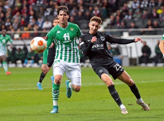 17.03.2022, xovx, Fußball UEFA Europa League, Eintracht Frankfurt - Betis Sevilla v.l. Juan Miranda (Real Betis Sevilla), Jesper Lindström (Eintracht Frankfurt) emspor Frankfurt