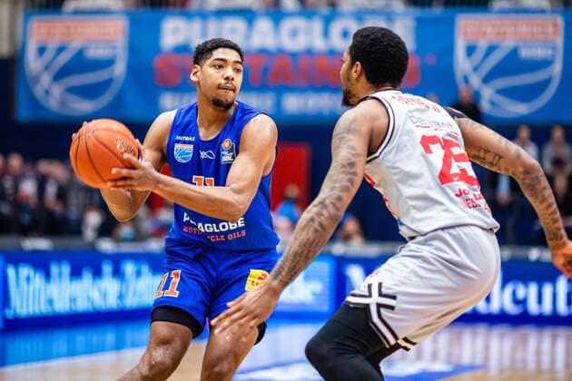BB-1BL Syntainics MBC - JobStairs Giessen 46er Kostja Mushidi (Syntainics MBC), Phillip Darnell Fayne II (46er) waehrend der Begegnung Saison 2021-2022 (Herren) in der EasyCredit Bundesliga zwischen Syntainics MBC und JobStairs Giessen 46er in der Stadthalle Weissenfels am 17. March 2022 in Weissenfels, Sachsen Anhalt, Deutschland