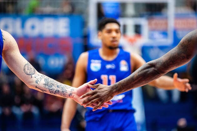 Bilder des Jahres 2022, Sport 03 März Sport Themen der Woche KW11 Sport Bilder des Tages BB-1BL Syntainics MBC - JobStairs Giessen 46er Hands Reggie Upshaw (Syntainics MBC), Reggie Upshaw (Syntainics MBC) mit Kostja Mushidi (Syntainics MBC) waehrend der Begegnung Saison 2021-2022 (Herren) in der EasyCredit Bundesliga zwischen Syntainics MBC und JobStairs Giessen 46er in der Stadthalle Weissenfels am 17. March 2022 in Weissenfels, Sachsen Anhalt, Deutschland *** BB 1BL Syntainics MBC JobStairs Giessen 46er Hands Reggie Upshaw Syntainics MBC , Reggie Upshaw Syntainics MBC with Kostja Mushidi Syntainics MBC during the match Season 2021 2022 Men in the EasyCredit Bundesliga between Syntainics MBC and JobStairs Giessen 46er at Stadthalle Weissenfels on 17 March 2022 in Weissenfels, Sachsen Anhalt, Germany