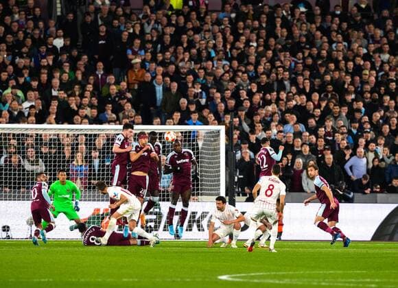Mandatory Credit: Photo by Jed Leicester Shutterstock (12853355an) Joan Jordan of Sevilla s free kick is blocked by the West Ham United wall West Ham United v Sevilla, UEFA Europa League, Round of 16, 2nd Leg, Football, The London Stadium, London, UK - 17 Mar 2022 West Ham United v Sevilla, UEFA Europa League, Round of 16, 2nd Leg, Football, The London Stadium, London, UK - 17 Mar 2022  Copyright: xJedxLeicester Shutterstockx 12853355an
