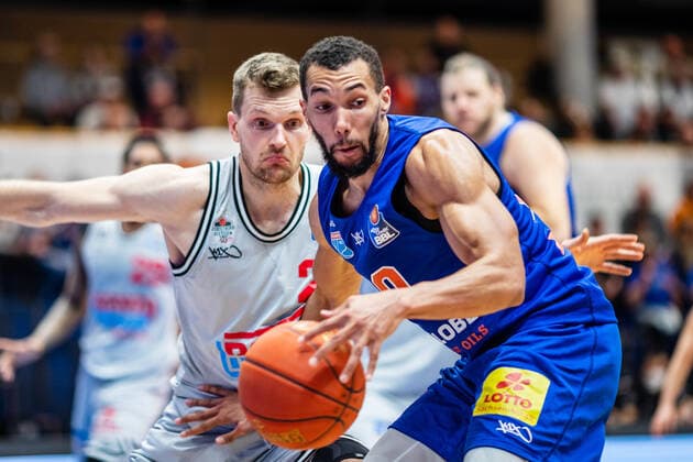 BB-1BL Syntainics MBC - JobStairs Giessen 46er Janel Morris (Syntainics MBC), Dennis Daniel Nawrocki (46er) waehrend der Begegnung Saison 2021-2022 (Herren) in der EasyCredit Bundesliga zwischen Syntainics MBC und JobStairs Giessen 46er in der Stadthalle Weissenfels am 17. March 2022 in Weissenfels, Sachsen Anhalt, Deutschland